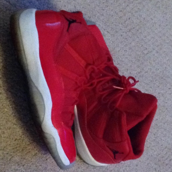 Red Jordan 11 - Picture 1 of 4